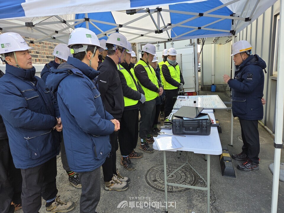 미래엔서해에너지가 당진시 시장길 인근에서 도시가스 배관 파손 및 가스공급 중단 상황을 가정한 전사 비상훈련을 실시하고 있다./미래엔서해에너지 제공