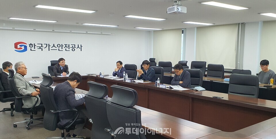 '2025년도 안전관리 우수 판매사업체 인증위원회'가 진행되고 있다./신영균 기자