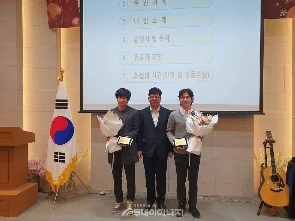 임상묵 당진시LPG판매협회 회장이 지역 사회 발전에 공헌하고 가스안전관리 강화에 기여한 유공자를 대상으로 표창을 수여 후 기념 촬영하고 있다./신영균 기자