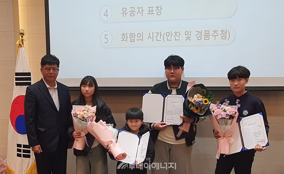 임상묵 당진시LPG판매협회 회장이 지역 학생들에게 장학증서와 장학금을 수여 후 기념 촬영하고 있다./신영균 기자