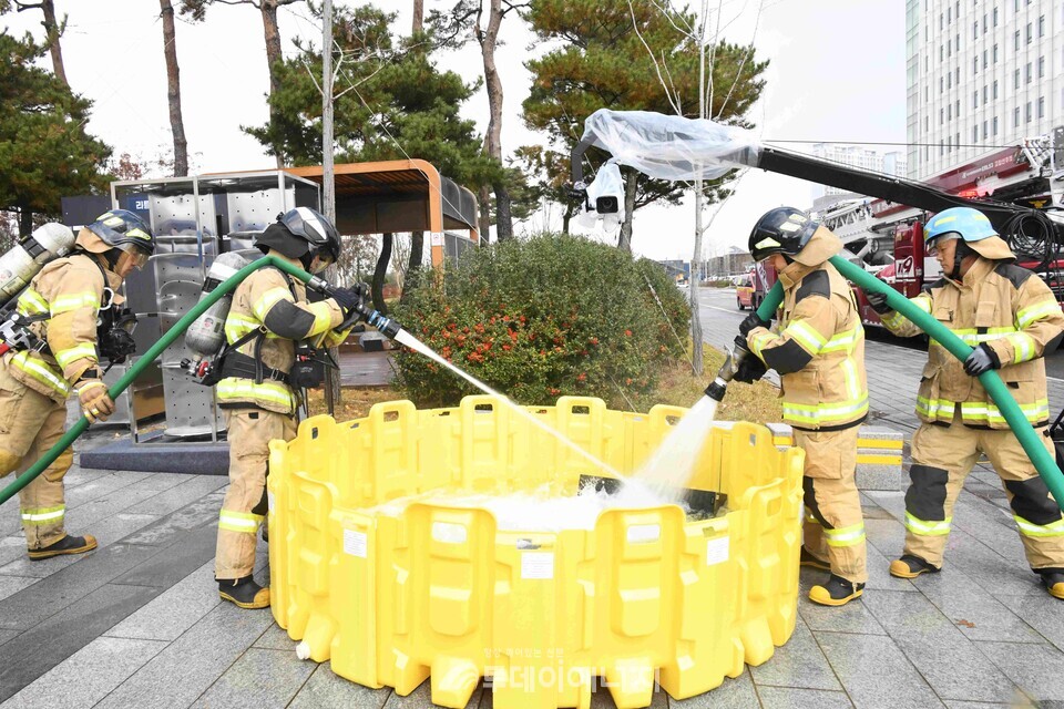 소방관들이 화재  진압을 하고 있다. /한전 제공