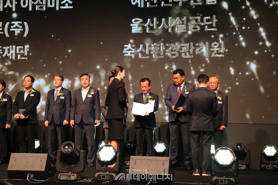 ‘2025년 지역사회공헌 인정의 날 행사’에서 축산환경관리원이 보건복지부 장관상을 수상했다 / 축산환경관리원 제공