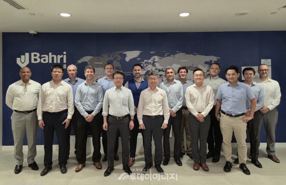 두바이에서 열린 2025 TSCF 회의에서 의장인 KR 김연태 부사장(앞줄 왼쪽 다섯 번째)과 회원사 대표자들이 기념촬영을 하고 있다./KR제공