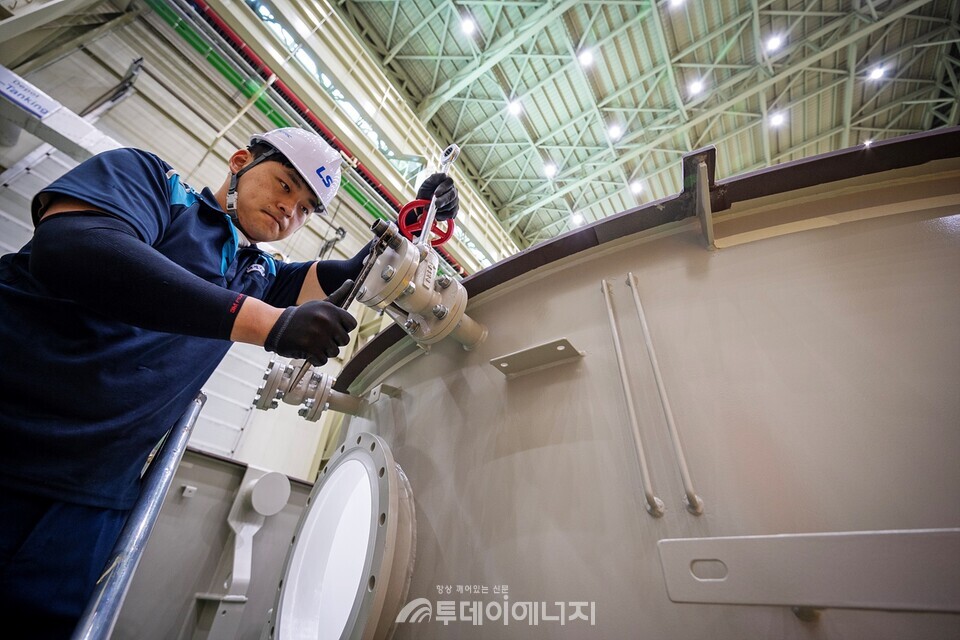 LS일렉트릭 부산사업장 초고압 변압기 조립 현장. /LS일렉트릭